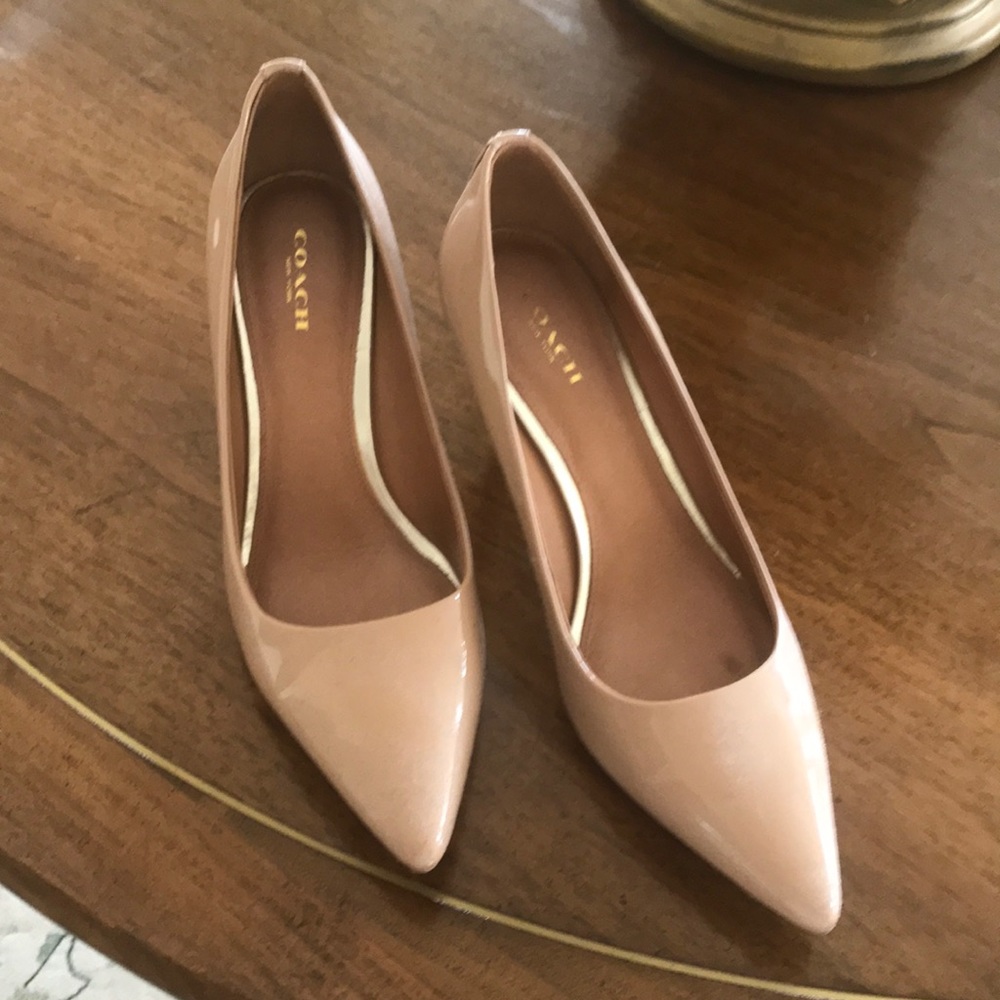 Cream pair of coach pumps, in a perfect shape🤗